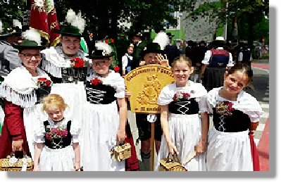 Kindergruppe in Tracht